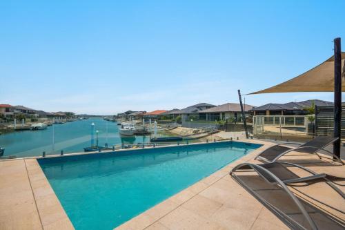 Witonga Waters Pet Friendly Luxury Waterfront Escape With Pool Pontoon Holiday Yamba — Yamba