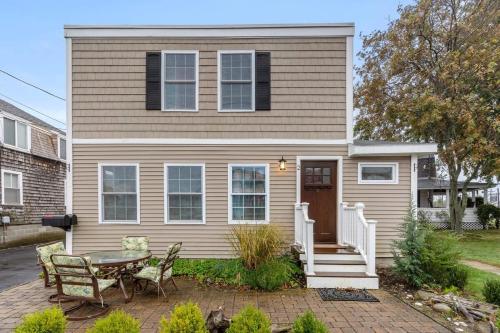 Steps to Beach Pet Friendly Front Unit — 4-Star Luxury Hotel in Hampton, United States