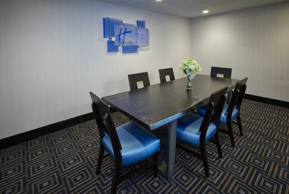 Holiday Inn Express & Suites Birmingham South Pelham by IHG - photo 32