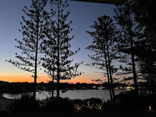 Reflections on the lake with resort access — hotel in Twin Waters