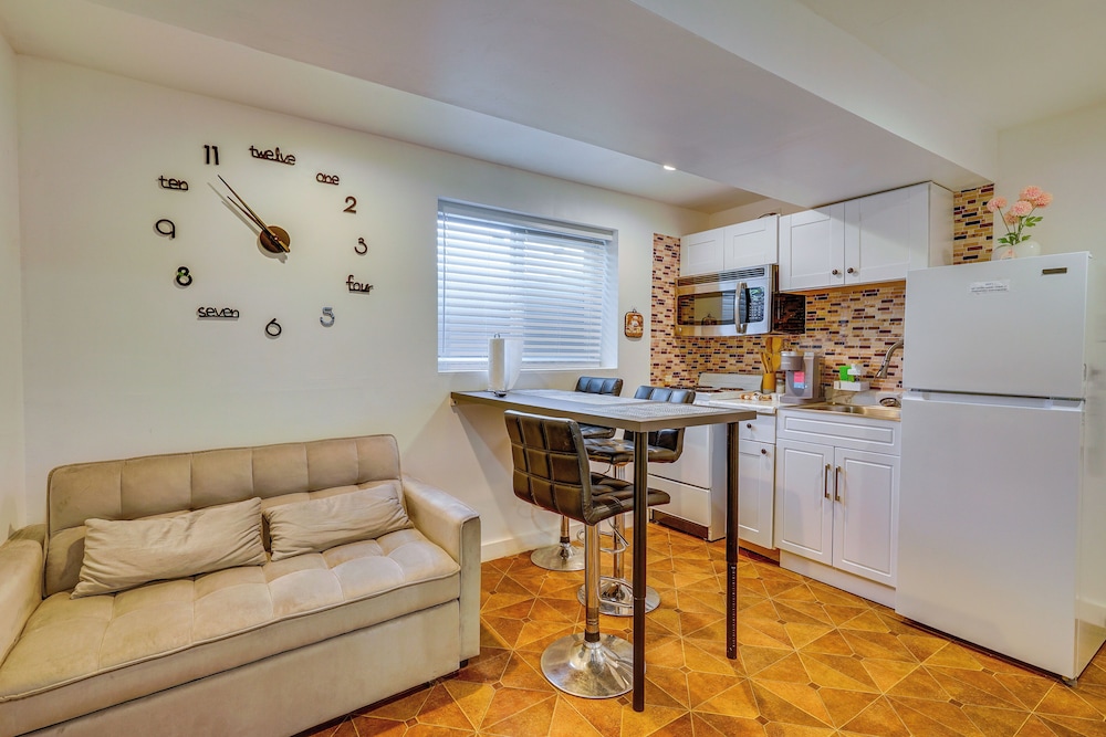 Walk to Valley Park: Pet friendly SLC Apartment — 4-Star Luxury Hotel in Taylorsville, United States