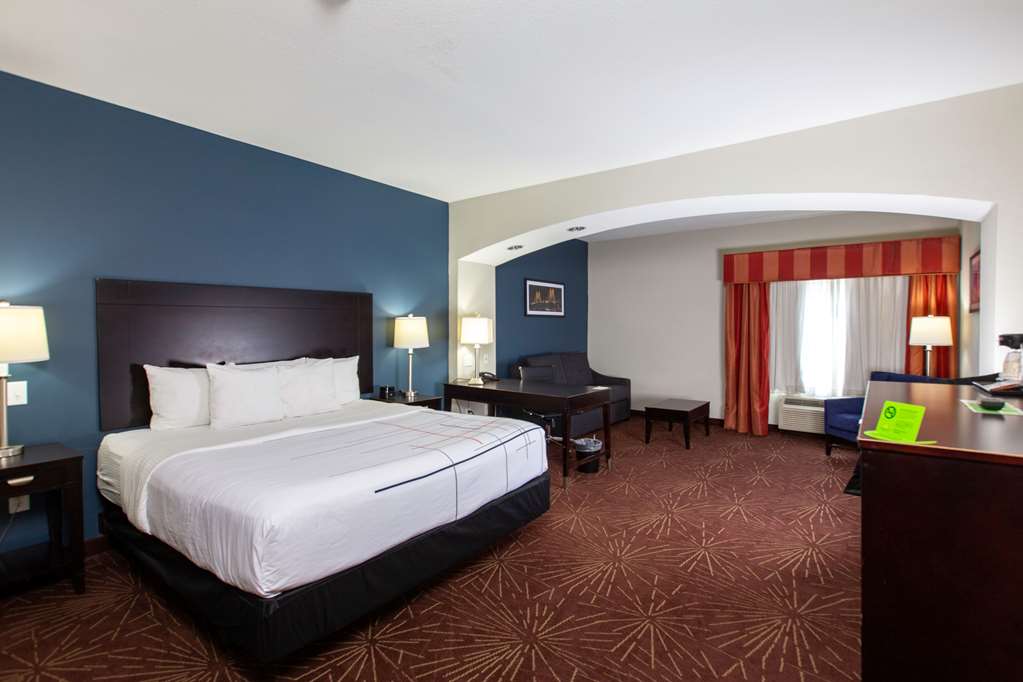 La Quinta Inn & Suites by Wyndham Houston East at Normandy - photo 24
