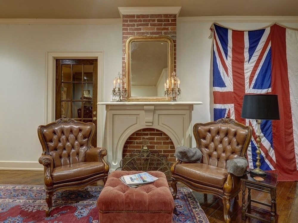 The English Merchants Inn 6964971 — Waxahachie