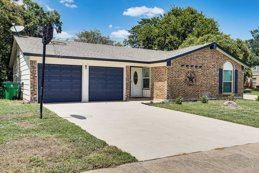 Family Home In Ft Worth Suburbs Near Benbrook Lake 22249715 — Crowley