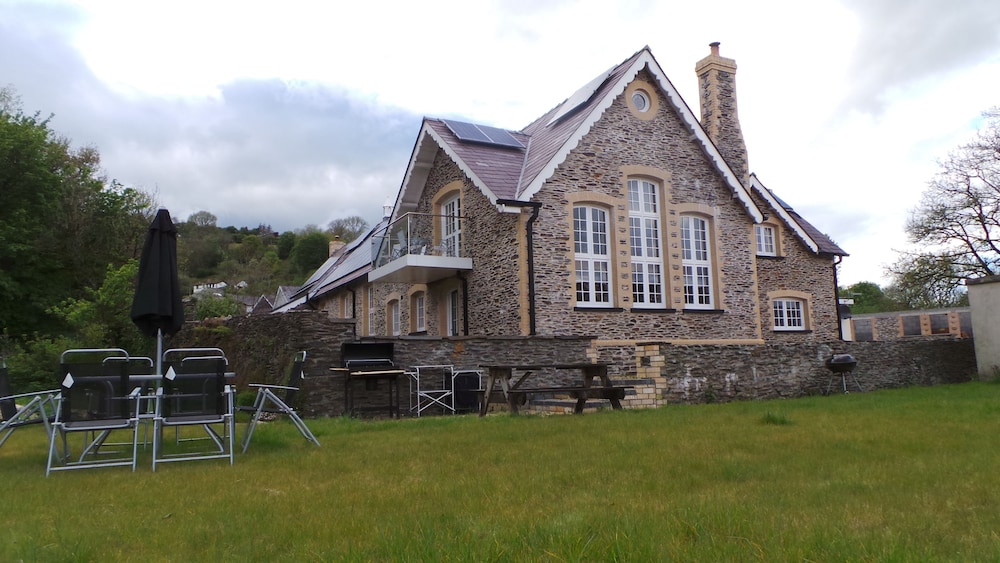 Old School B & B — 4-Star Luxury Hotel in Llandysul, United Kingdom