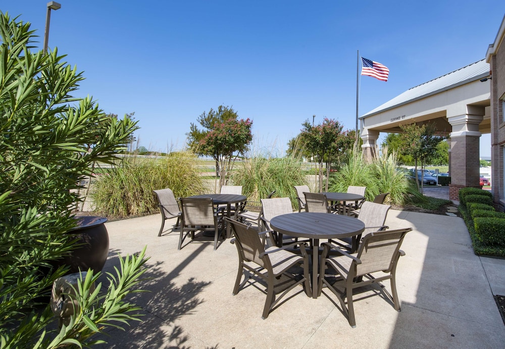 Hampton Inn & Suites N. Ft. Worth Alliance Airport - photo 57