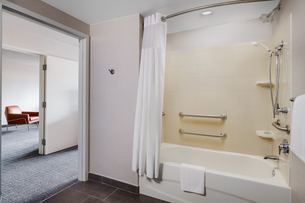 Courtyard by Marriott Manchester Boston Regional Airport - photo 18