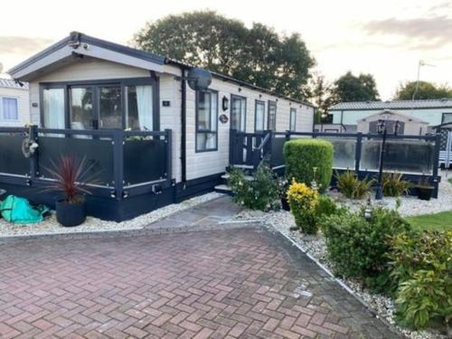 2 Bed 2 Bath Lodge Style Caravan with Hot Tub & Private Garden at Patrington Haven Leisure Park — 4-Star Luxury Hotel in Patrington, United Kingdom