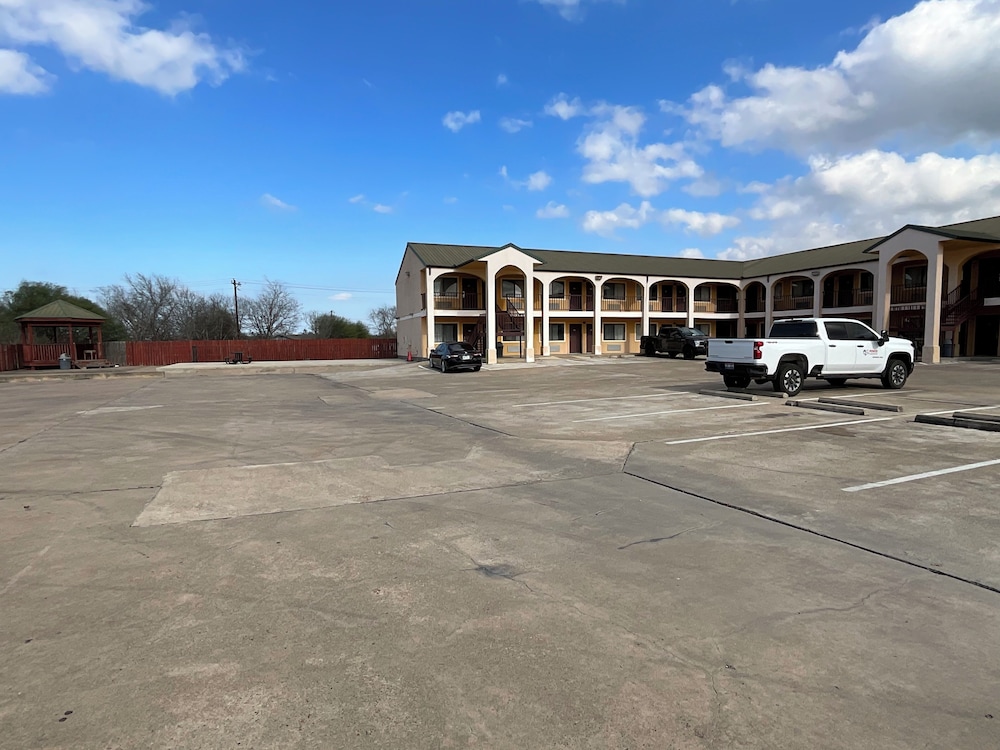 Executive Inn & Suites - photo 39