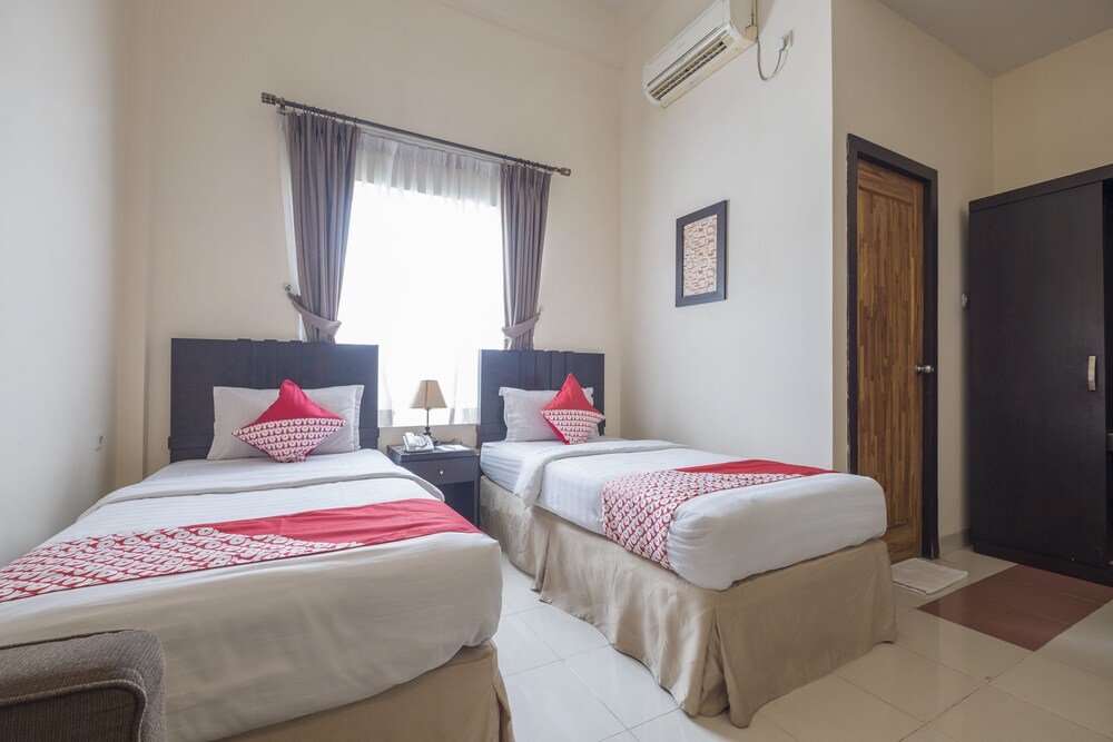 Oyo 424 Asia Hotel in Makassar, Indonesia