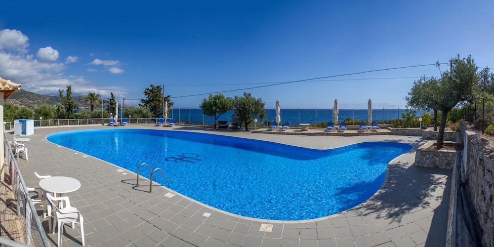 Kardamili Beach Hotel — hotel in Kardamyli