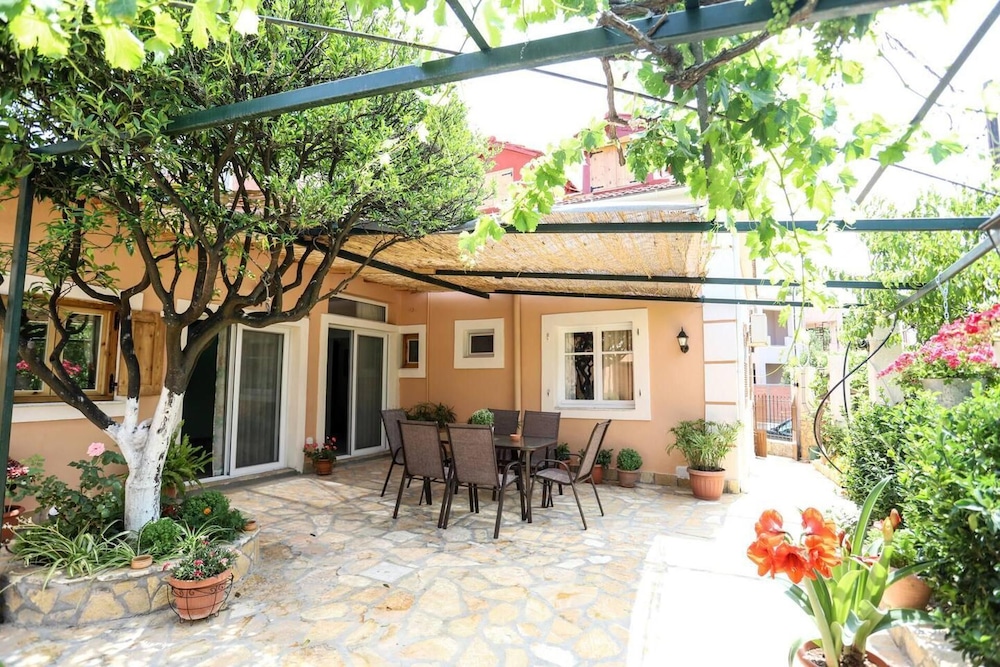 Garden House Kastellani Ησυχη Διαμονη Με Κηπο Στην Κερκυρα — 4-Star Luxury Hotel in Corfu, Greece