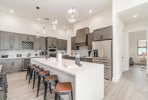Beautiful fun home w 3 masters pool & spa — 4-Star Luxury Hotel in Cape Coral, United States