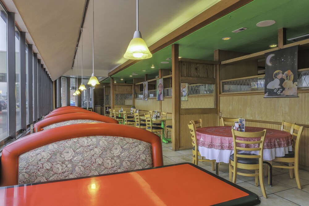 Airport Inn Hotel - photo 3