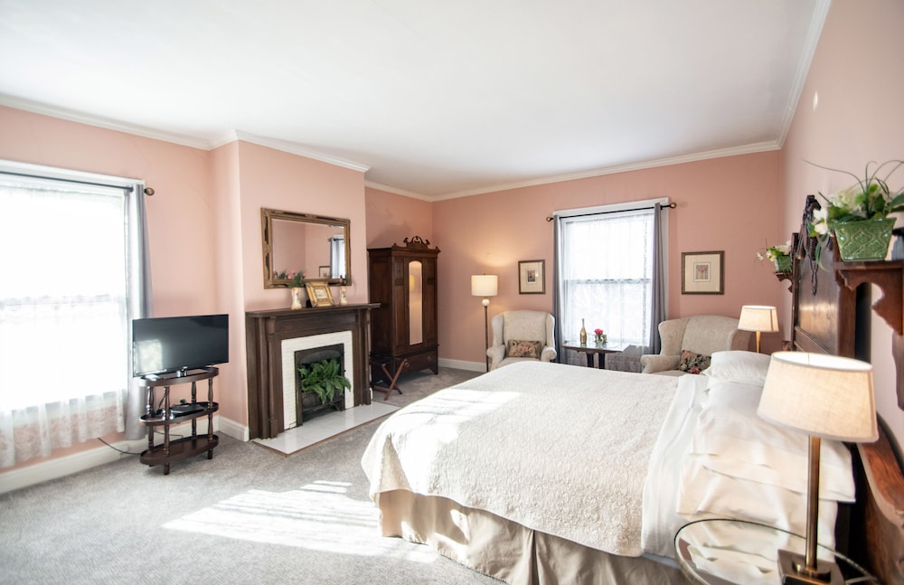 Looking Glass Inn - photo 16