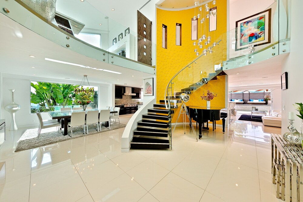 Hollywood Estate With Stunning Views - photo 52