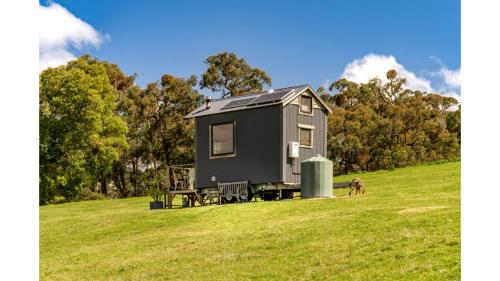 Golden Plains by Tiny Away — hotel in Ross Creek