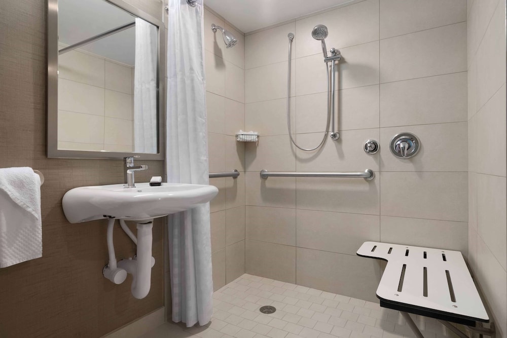 Embassy Suites by Hilton Baltimore at BWI Airport - photo 24