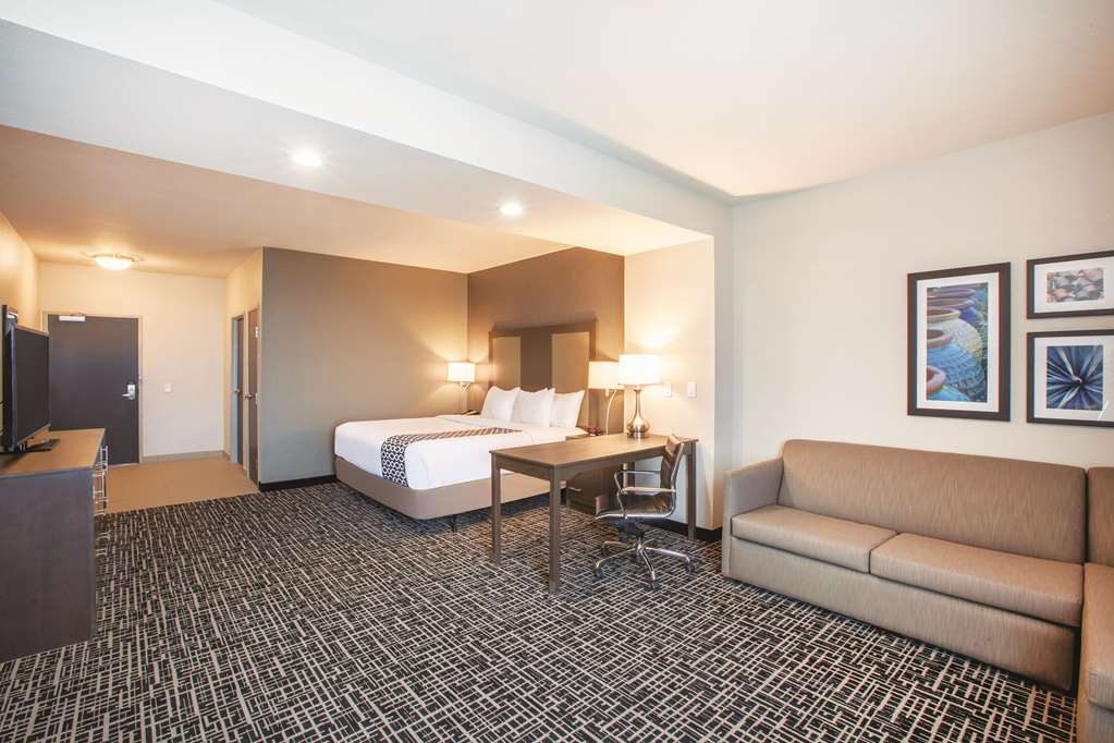 La Quinta Inn & Suites by Wyndham San Marcos Outlet Mall - photo 8