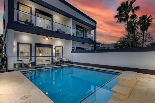 Upstay Island Retreat w Private Pool & Bay View — 4-Star Luxury Hotel in South Padre Island, United States