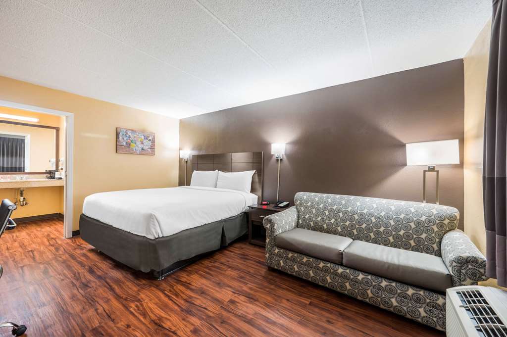 Econo Lodge Columbus near Airport — hotel near Golden Triangle Regional Airport
