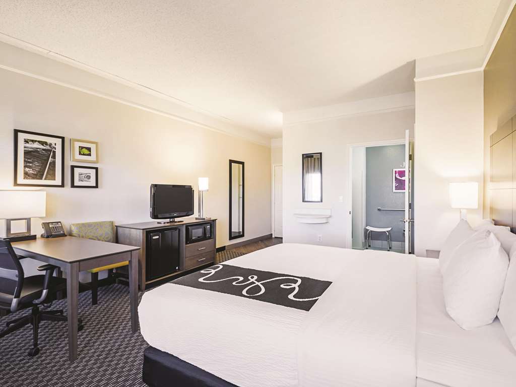 La Quinta Inn & Suites by Wyndham Austin Near The Domain - photo 16