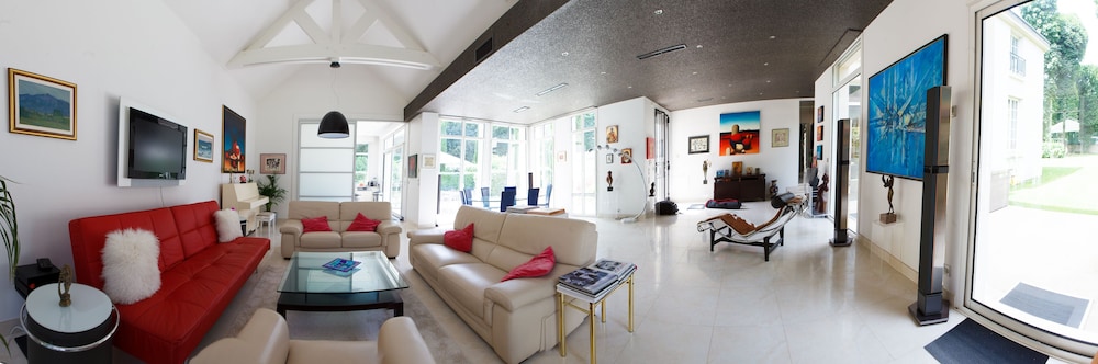 Villa Castoria — 4-Star Luxury Hotel in Saint-Germain-En-Laye, France