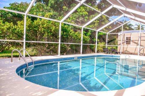 Hidden Gem with Heated Pool Perfect for Family Getaway Pet friendly — 4-Star Luxury Hotel in Fort Myers, United States