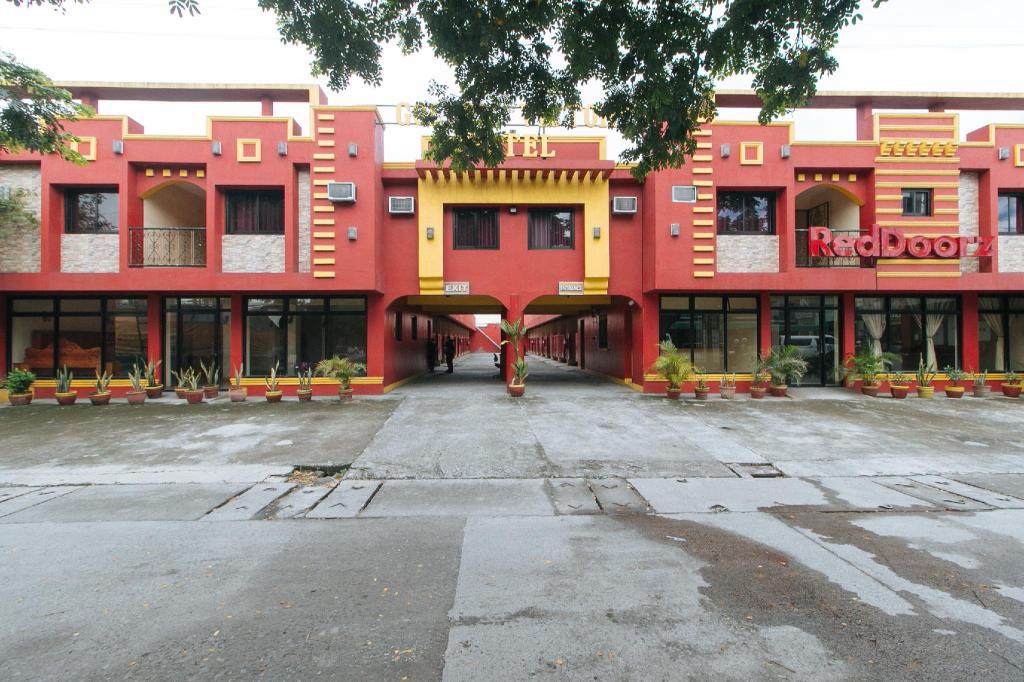 Golden Victory Hotel Mabalaca by Reddoorz in Mabalacat City, Philippines