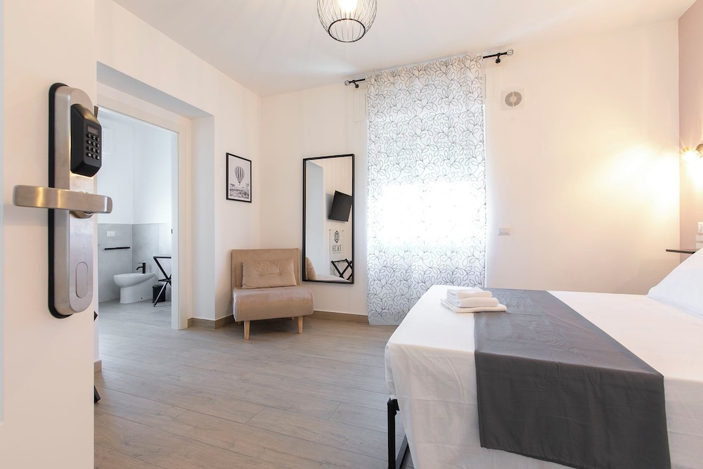 Domina Guest House Luxory Room — 4-Star Luxury Hotel in Fiumicino-Isola Sacra, Italy