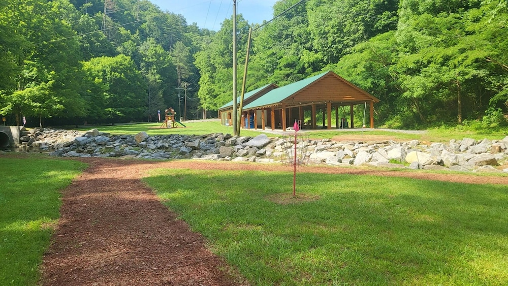 Mountain View Holy Smoky Cabin — 4-Star Luxury Hotel in Sevierville, United States