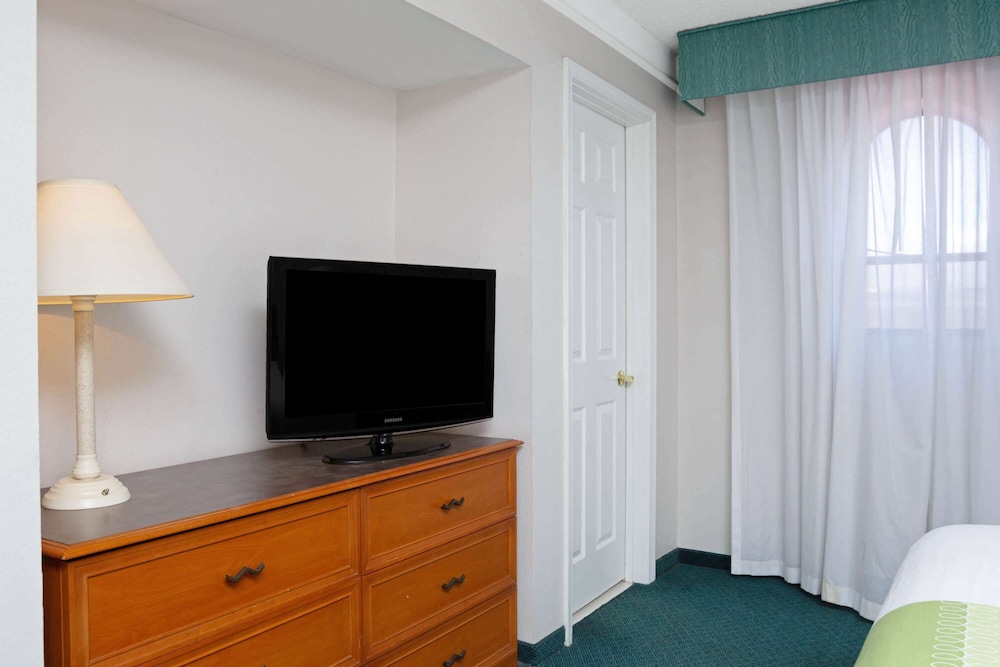 Days Inn by Wyndham Reno - photo 9