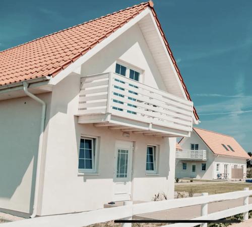 Domek Biały Lotos Cisza i natura blisko plaży i centrum in Leba, Poland