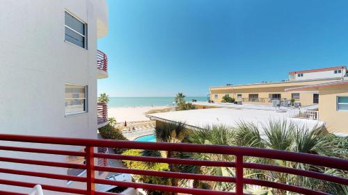 204 Crimson Condos — 4-Star Luxury Hotel in St. Petersburg, United States