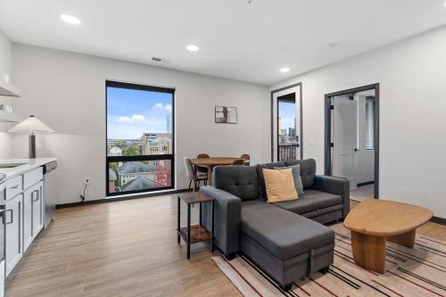 CozySuites Mass with parking lounge & roof deck #28 — 4-Star Luxury Hotel in Indianapolis, United States