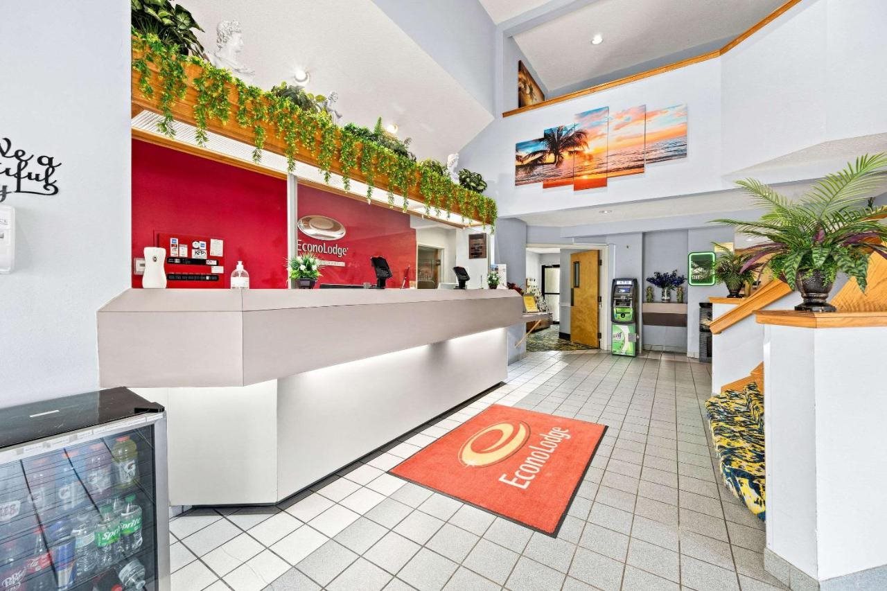 Econo Lodge London North - photo 9