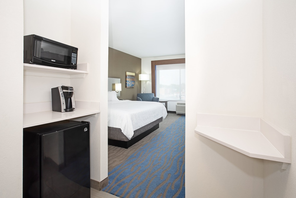 Holiday Inn Express & Suites Great Bend by IHG - photo 8