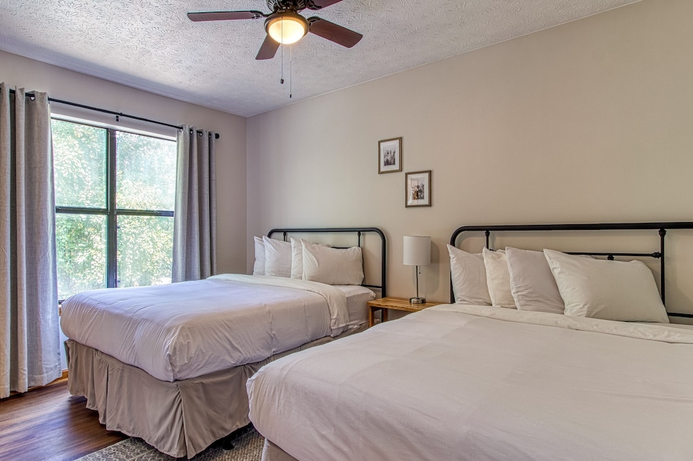 Pinecrest Townhomes 1K2Q Renovated - photo 3
