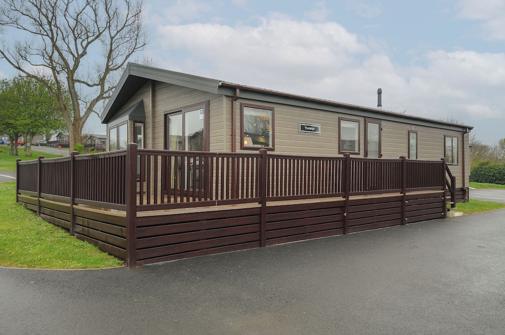Lodge 74 at Riviera Bay Coastal Retreat — 4-Star Luxury Hotel in Brixham, United Kingdom