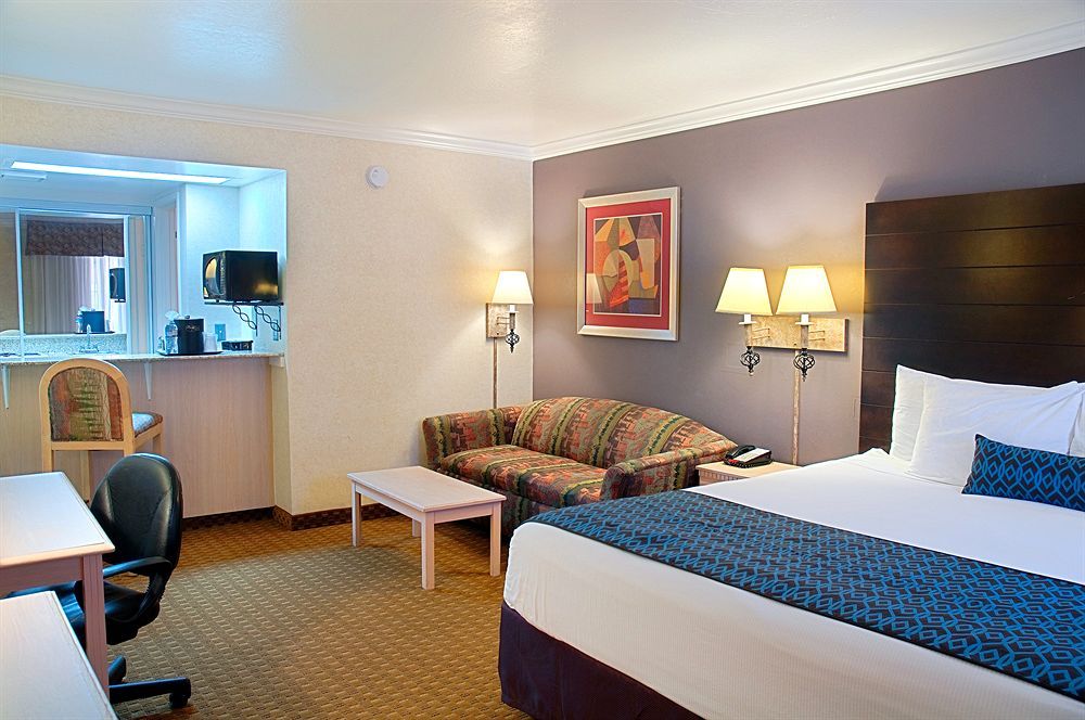 Tempe Phoenix Airport InnSuites at the Mall Hotel - photo 21