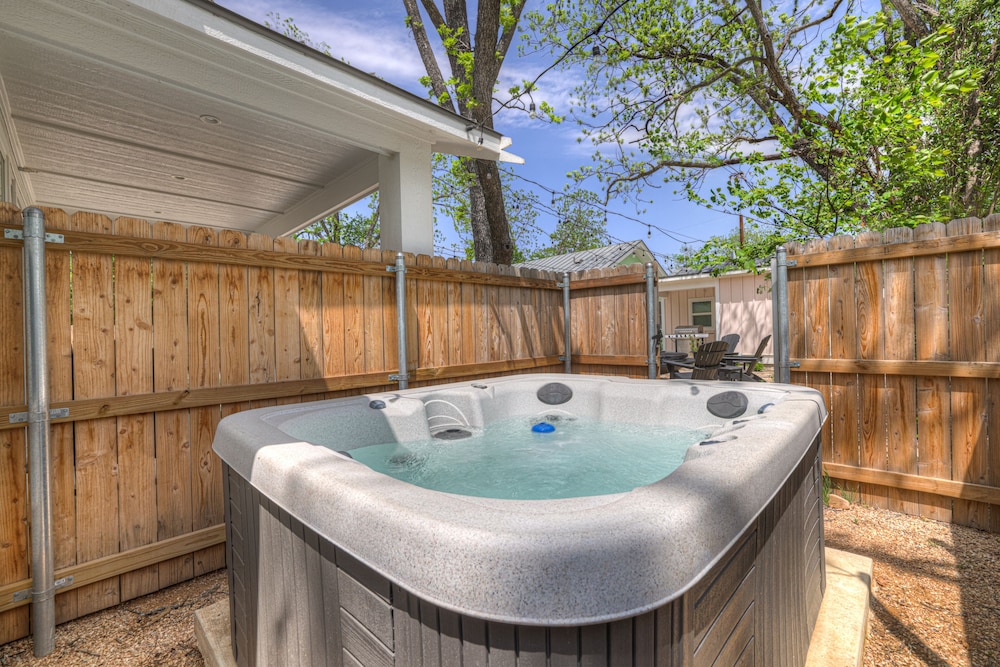The Grove D With Hot Tub & King Beds Walk to Main - photo 15