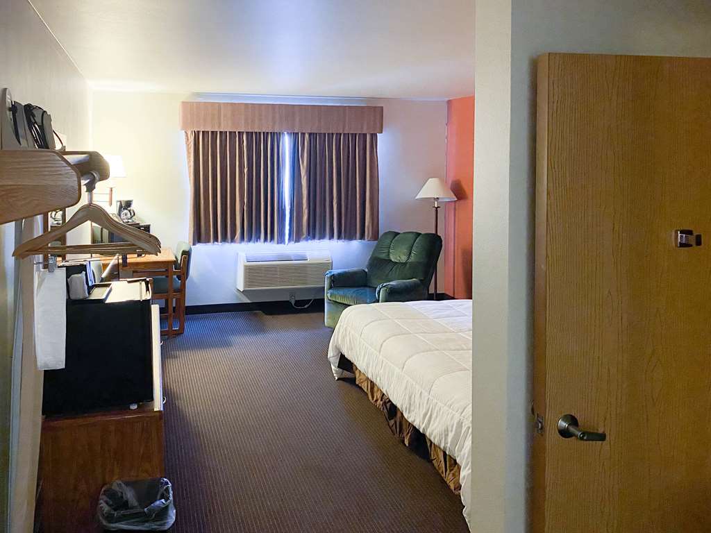 Motel6 Norway MI - photo 9