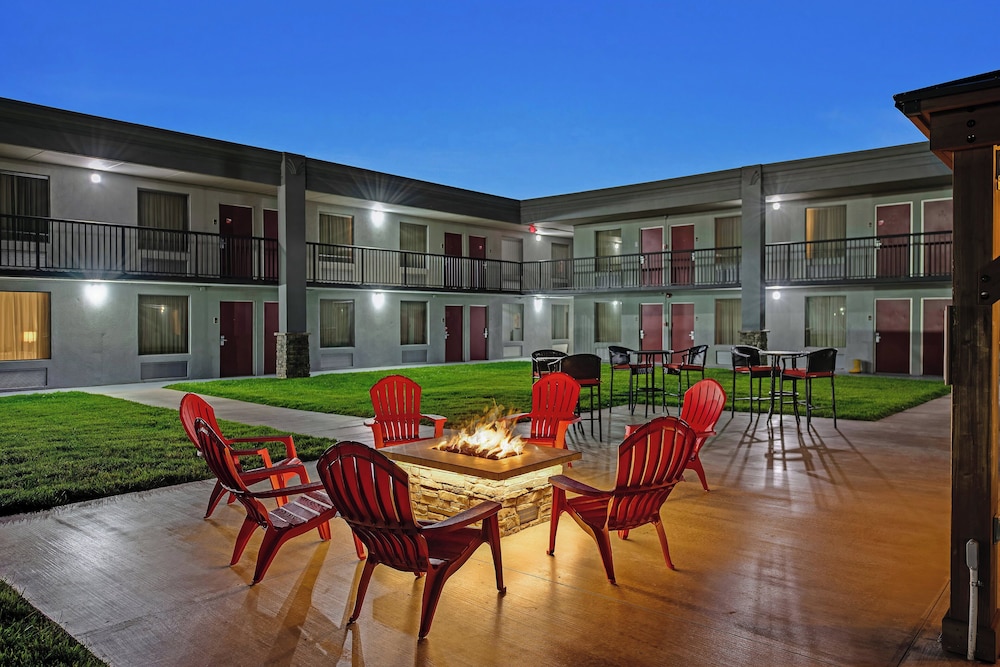 Red Roof Inn & Suites Wilkesboro - photo 44