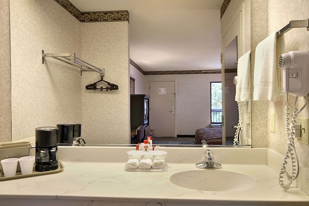Super 8 by Wyndham Ruther Glen Kings Dominion Area - photo 13