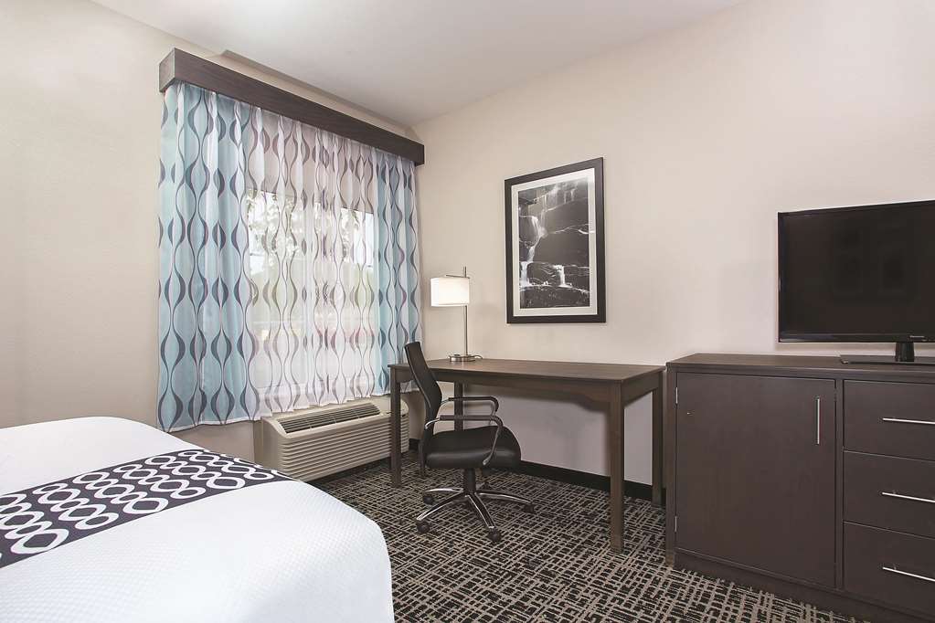 La Quinta Inn & Suites by Wyndham Chattanooga Lookout Mtn - photo 23