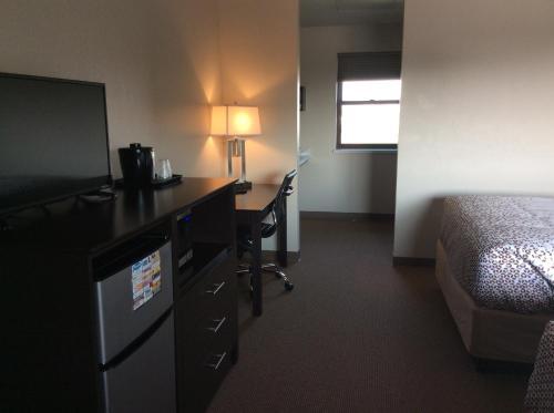 Scenic Shore Inn - photo 26