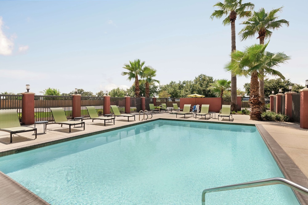 Hampton Inn Houston Hobby Airport - photo 2