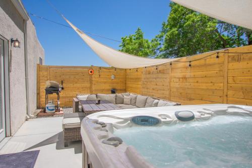 Cowboy Den Private Hot Tub Game Room Pet Friendly No Pet Fees — Albuquerque