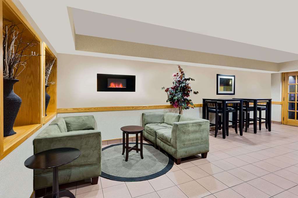 Ramada by Wyndham Marquette - photo 2