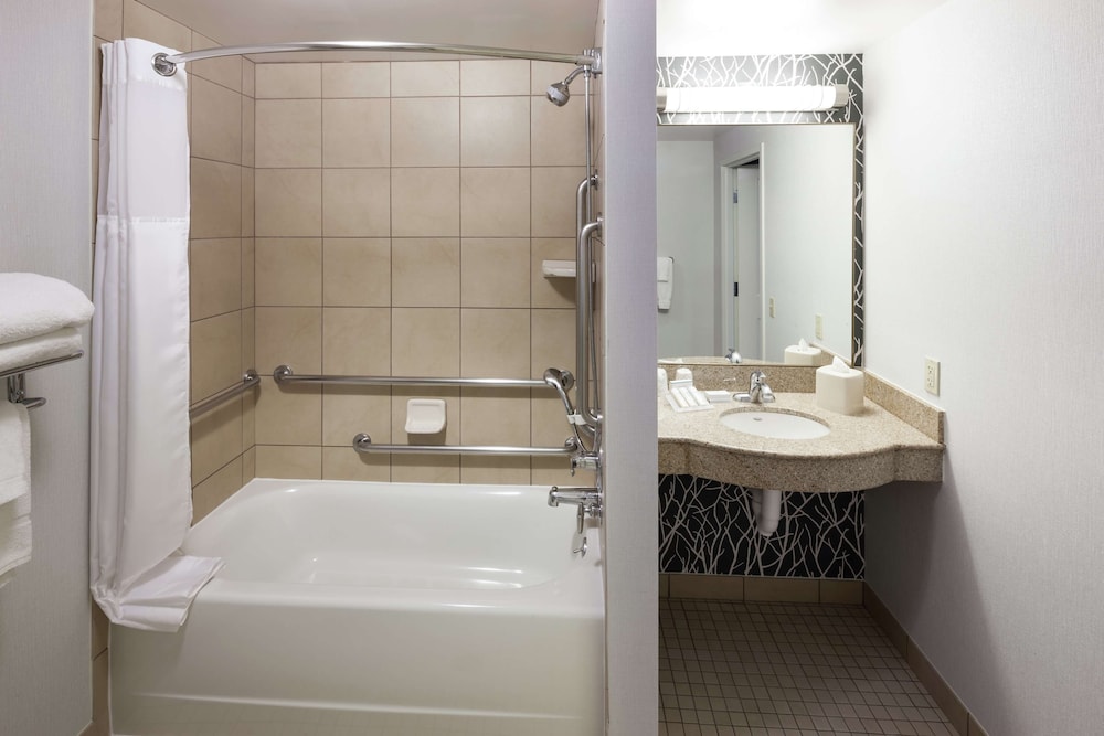 Hilton Garden Inn Lake Forest Mettawa - photo 29